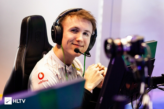 BLG战胜TES成功晋级2025全球总决赛的精彩瞬间